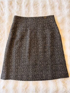 CHANEL Black Beige Tweed A-Line Skirt CC Logo Plaque Size 44 NWT